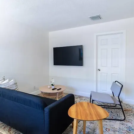Charming 2 Bed 1 Bath Gem 10 Min To Beach!